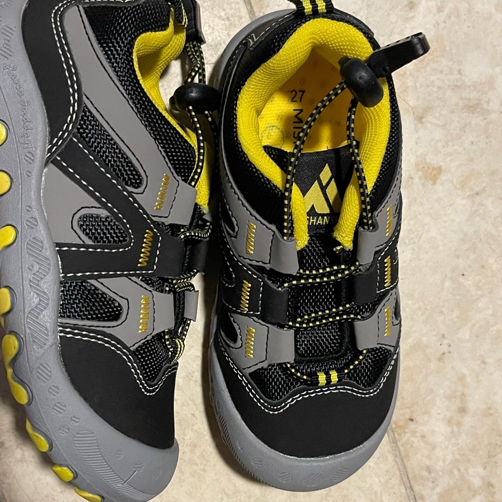 New Kid’s Hiking shoes 27/10
